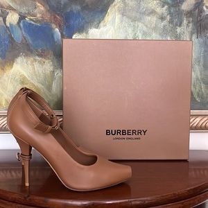 EUC Burberry pump. With. Dust bag and box